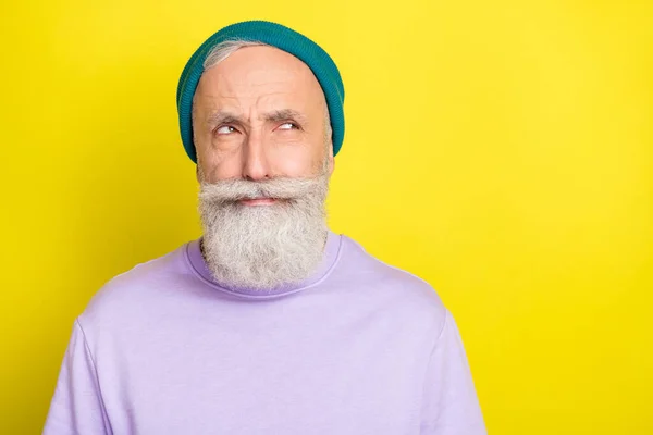 Photo de l'âge mignon incertain gentleman porter violet pull coiffure à la recherche vide espace isolé fond de couleur jaune — Photo