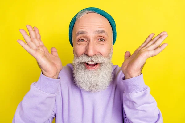 Foto retrato del anciano asombrado alegre usando ropa elegante aislado en el fondo de color amarillo vibrante —  Fotos de Stock