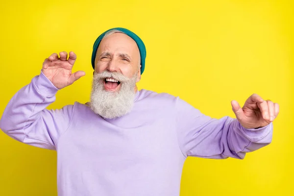 Φωτογραφία πορτρέτο του ηλικιωμένου άνδρα ψύξη χαλαρωτικό χορό στο κόμμα απομονωμένο φωτεινό κίτρινο χρώμα φόντο — Φωτογραφία Αρχείου