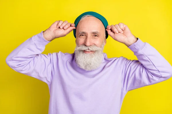Фотопортрет літнього чоловіка, який посміхається у стильному вбранні, ізольований яскраво-жовтий кольоровий фон — стокове фото