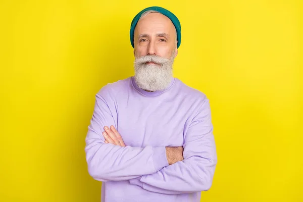 Photo portrait of aged man serious smart with crossed hands isolated vibrant yellow color background — Stock Photo, Image