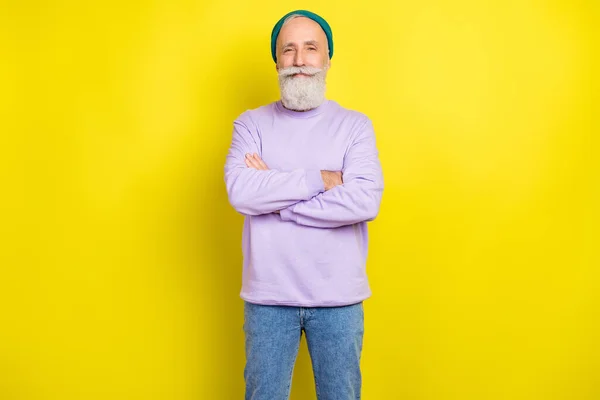 Foto retrato del hombre anciano sonriendo feliz con las manos cruzadas en ropa casual aislado color amarillo vibrante fondo — Foto de Stock