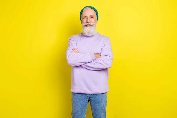 Foto retrato del hombre anciano sonriendo alegre con las manos dobladas en ropa elegante aislado color amarillo vibrante fondo — Foto de Stock