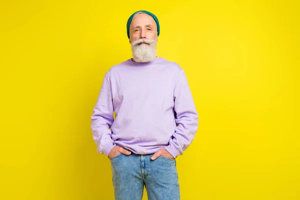Foto-Porträt von gealterten Mann selbstbewusst ernst tragen trendige Outfit Kopfbedeckung isoliert helle gelbe Farbe Hintergrund — Stockfoto