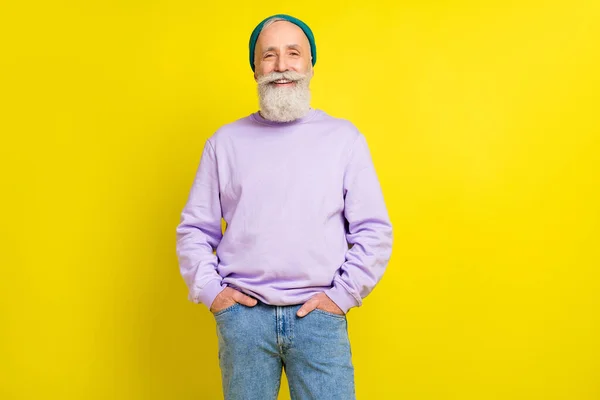 Foto retrato del hombre barbudo envejecido feliz sonriendo usando ropa de moda headwear aislado color amarillo brillante fondo — Foto de Stock