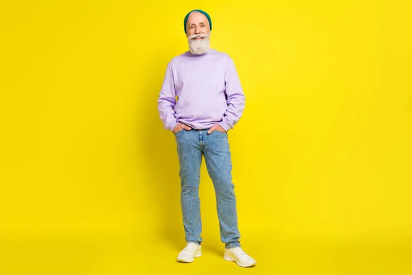 Longitud completa tamaño del cuerpo foto del anciano sonriente con ropa elegante aislado en el fondo de color amarillo brillante —  Fotos de Stock