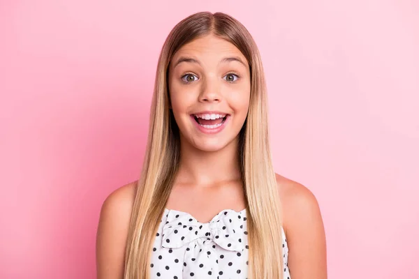 Portret van schattig optimistisch blond meisje dragen witte doek geïsoleerd op pastel roze kleur achtergrond — Stockfoto
