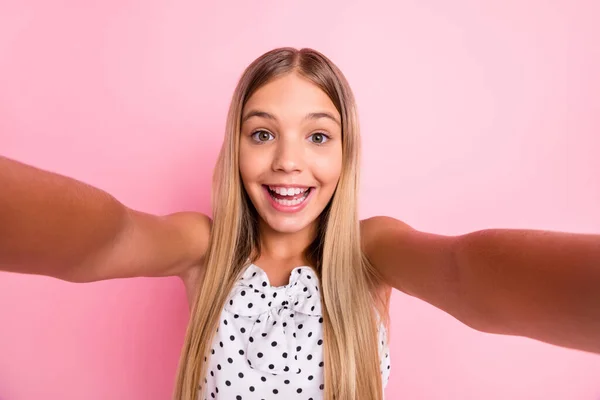 Retrato de chica rubia dulce haciendo selfie usar tela blanca aislada sobre fondo de color rosa pastel — Foto de Stock