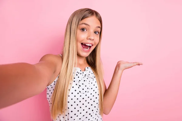 Retrato de chica rubia dulce haciendo selfie agarre mano desgaste paño blanco aislado sobre fondo de color rosa pastel —  Fotos de Stock