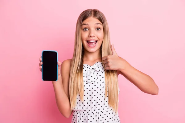 Retrato de doce menina loira mostrar aprovar sinal telefone desgaste vestido branco isolado no fundo cor-de-rosa pastel — Fotografia de Stock