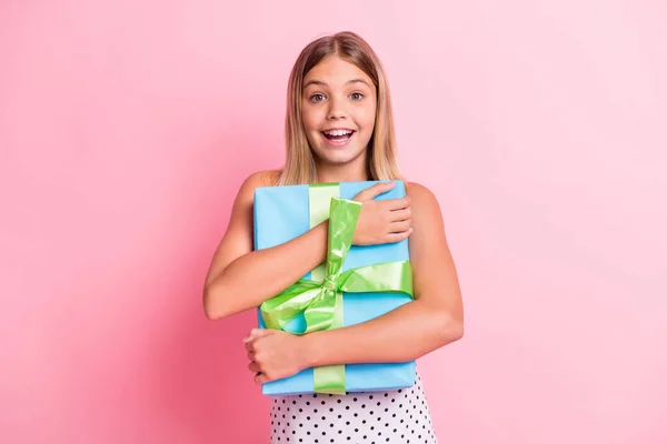 Foto de chica rubia optimista abrazo presente desgaste vestido blanco aislado sobre fondo de color rosa pastel — Foto de Stock