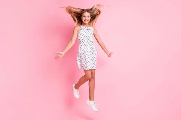 Foto de tamaño completo de linda chica rubia saltando usar vestido blanco aislado sobre fondo de color rosa pastel —  Fotos de Stock