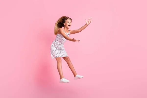 Foto de perfil de tamaño completo de linda chica rubia saltando abrazo usar zapatillas de vestir blancas aisladas sobre fondo de color rosa pastel —  Fotos de Stock