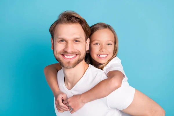 Fotografie dvou veselých upřímných osob zářící úsměv vzhled fotoaparát piggyback izolované na modrém pozadí — Stock fotografie