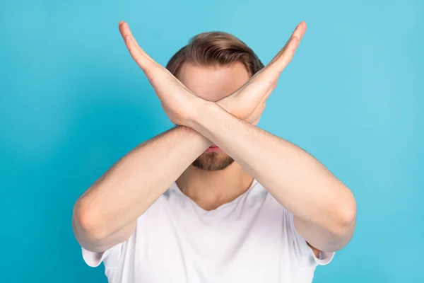 Foto av ung person händer korsade täcker ansiktet visa stopp nog symbol isolerad på blå färg bakgrund — Stockfoto