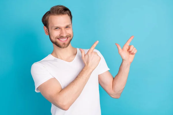 Foto av positiv person toothy leende direkt två fingrar tomt utrymme erbjuda isolerad på blå färg bakgrund — Stockfoto