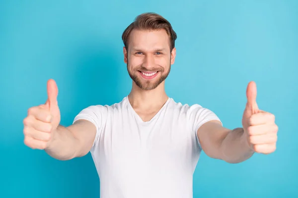 Портрет веселого доброзичливого чоловіка показує два великі пальці вгору блискучої посмішки ізольовані на синьому кольоровому фоні — стокове фото