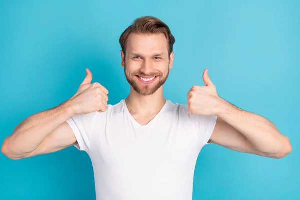 Portret van tevreden vriendelijke jongeman schoot twee duimen omhoog stralende glimlach geïsoleerd op blauwe kleur achtergrond — Stockfoto