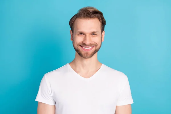 Retrato de hombre joven satisfecho sonrisa dentada look cámara desgaste traje básico aislado en fondo de color azul — Foto de Stock