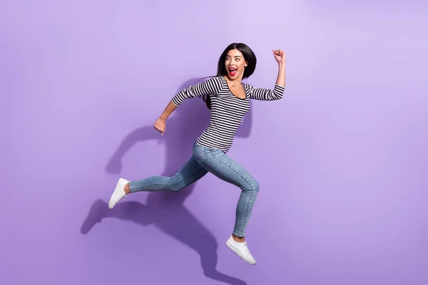 Повнорозмірна фотографія профілю молодої фанк-веселої жінки, що біжить швидким виглядом копія простору ізольована на фіолетовому кольоровому фоні — стокове фото