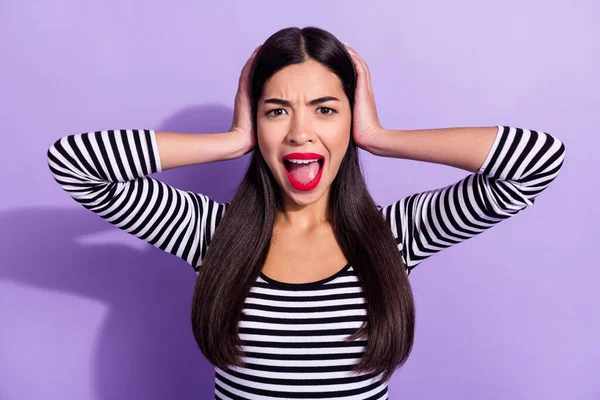 Foto van jonge gestresste depressieve negatieve stemming vrouw cover oren negeren luid geluid geïsoleerd op paarse kleur achtergrond — Stockfoto