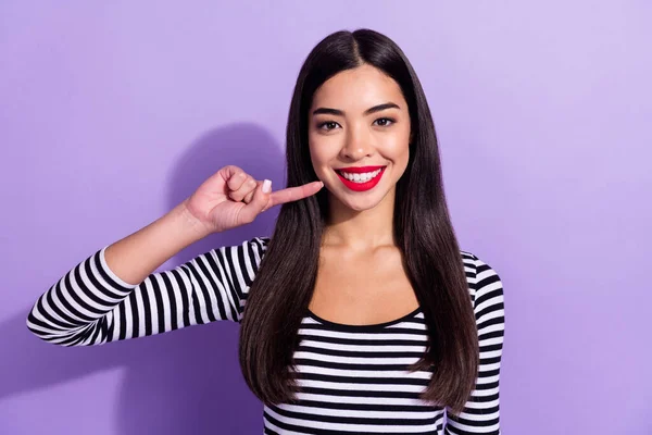 Foto de joven feliz sonriente hermosa mujer asiática recomendar estomatología clínica aislada sobre fondo de color púrpura —  Fotos de Stock