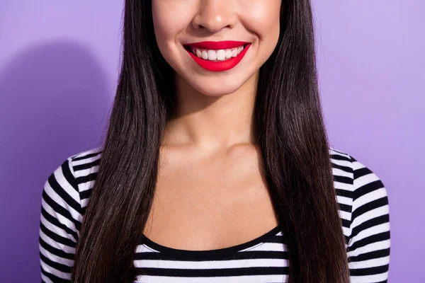 Photo recadrée de jeune femme rayonnante souriante montrent dents parfaites après traitement stomatologie isolé sur fond de couleur pourpre — Photo