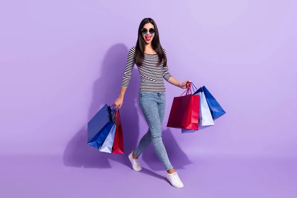 Full size foto van gelukkig opgewonden mooie vrouw shopaholic gaan wandelen genieten weekend geïsoleerd op violette kleur achtergrond — Stockfoto
