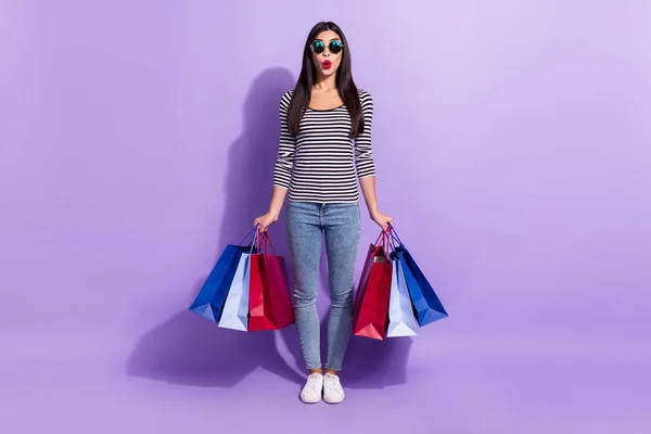 Teljes méretű fotó megdöbbent meglepett nő shopaholic lásd hatalmas eladó kedvezmény elszigetelt lila színű háttér — Stock Fotó
