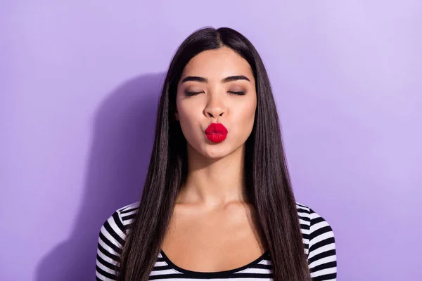 Foto de joven hermosa encantadora mujer asiática de ensueño pucheros labios beso con los ojos cerrados aislados sobre fondo de color púrpura —  Fotos de Stock