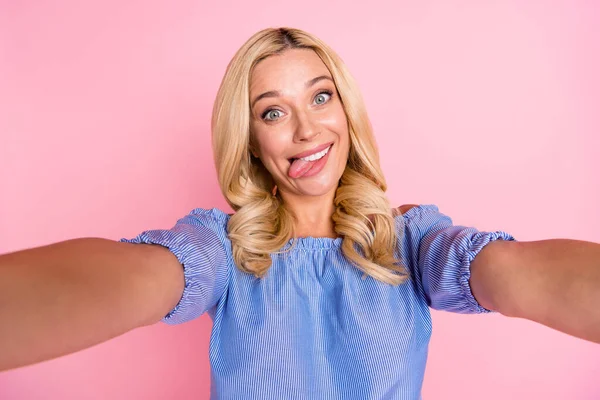 Kuva nuori onnellinen hymyilevä funky hauska positiivinen tyttö ottaen selfie osoittaa kielen eristetty vaaleanpunainen väri tausta — kuvapankkivalokuva