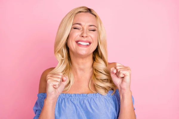 Foto de jovens felizes animado louco sorrindo alegre menina segurar punhos na vitória triunfo isolado no fundo cor-de-rosa — Fotografia de Stock