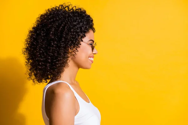 Profil sida foto av ganska afro amerikansk ung kvinna ser copyspace isolerad på glans gul färg bakgrund — Stockfoto