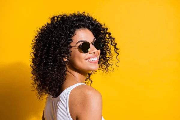 Foto girada de mulher afro-americana encantadora sorriso feliz usar top tanque branco isolado no fundo cor amarela vibrante — Fotografia de Stock