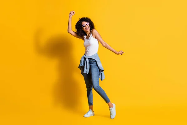 フルボディ写真のアフリカ系アメリカ人女性ダンスウェアタイトウエストジャケットサングラス孤立上のファンキーな黄色の背景 — ストック写真