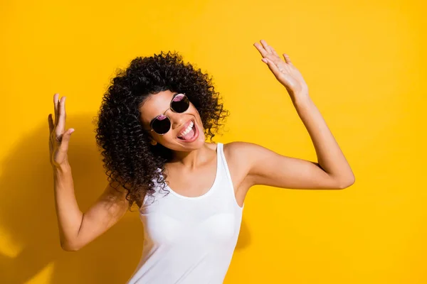 Foto de alegre pele escura menina dança cool desgaste verão roupa levantar mãos isoladas no fundo cor amarela funky — Fotografia de Stock