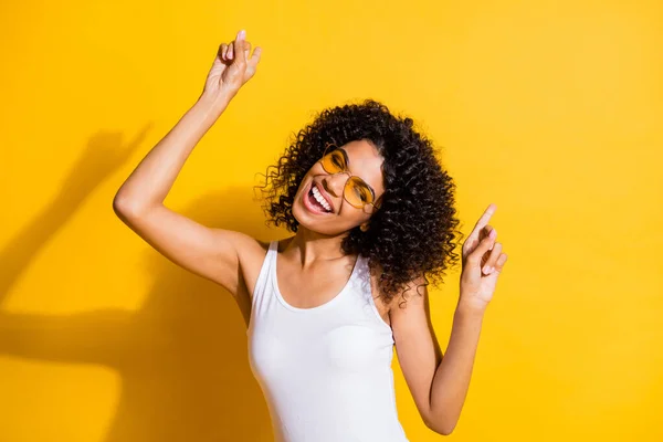 Foto de positivo afro-americano menina apontar dedos dança disco verão relaxar isolado no fundo cor amarela funky — Fotografia de Stock