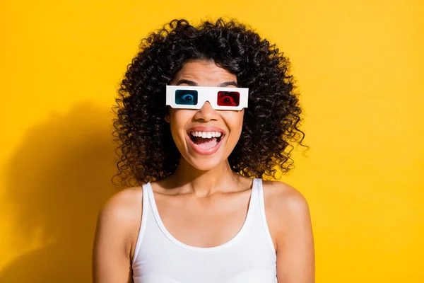 Foto av glada rolig mörk hud person öppen mun otroligt slitage 3D-glasögon isolerad på gul färg bakgrund — Stockfoto