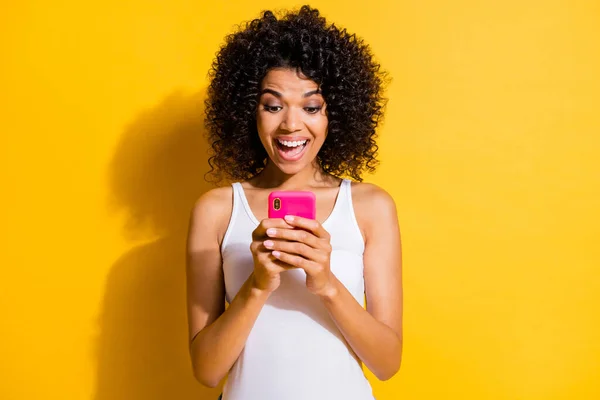 Retrato de asombrado atractivo bloguero de piel oscura boca abierta nuevo comentario seguir aislado sobre fondo de color amarillo — Foto de Stock