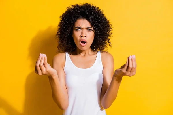 Retrato de piel oscura insatisfecha señora boca abierta brazos dedos muestran símbolo de dinero aislado sobre fondo de color amarillo —  Fotos de Stock