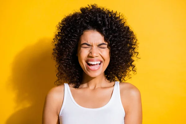 Foto de engraçado rindo jovem escuro pele senhora desgaste branco singlet fechado olhos isolado amarelo cor fundo — Fotografia de Stock