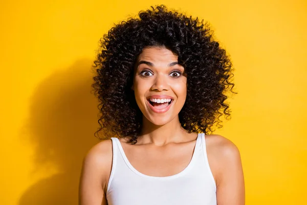 Portré lenyűgöző vidám sötét bőr hölgy nyitott száj mosoly néz kamera elszigetelt sárga színű háttér — Stock Fotó