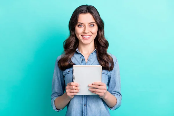Foto von glücklich attraktive schöne junge Frau halten Hand Notizbuch Lächeln isoliert auf pastellfarbenem Hintergrund — Stockfoto