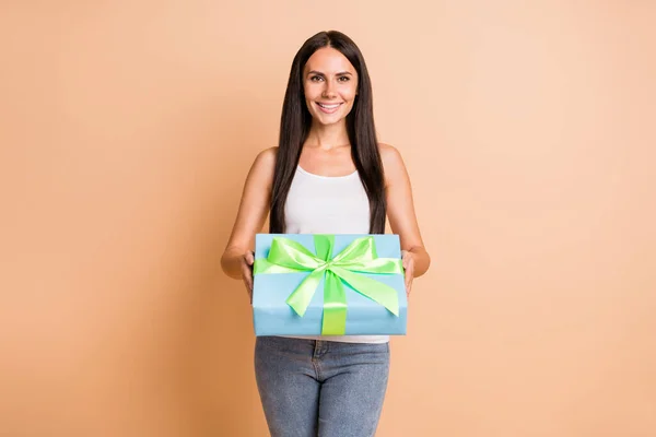Foto retrato de mujer dándole regalo aislado sobre fondo de color beige pastel —  Fotos de Stock