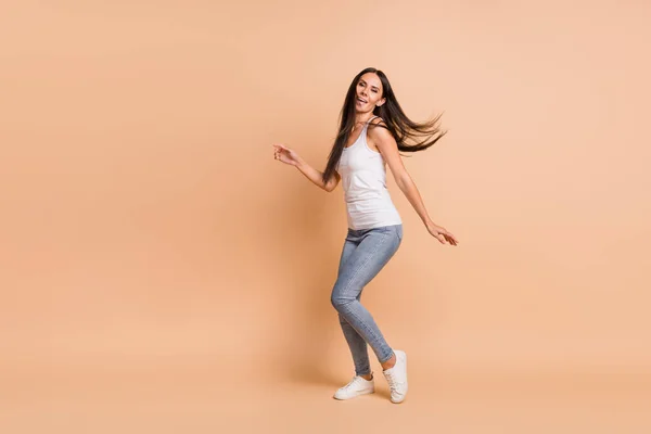 Retrato fotográfico de chica dulce bailando aislada sobre fondo de color beige pastel —  Fotos de Stock