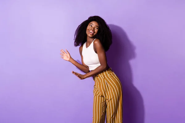 Portrét atraktivní veselá dívka tanec s zábavou dobrou náladu izolované přes světlé fialové barvy pozadí — Stock fotografie
