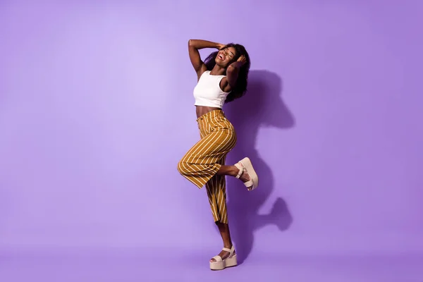 Longitud completa tamaño del cuerpo perfil vista lateral de la encantadora chica alegre bailando divertirse aislado sobre violeta brillante color púrpura fondo — Foto de Stock