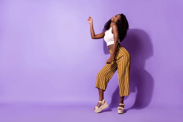 Vista completa del tamaño del cuerpo de la chica alegre bastante soñadora que se divierte bailando celebra aislado sobre violeta brillante color púrpura fondo — Foto de Stock