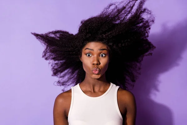 Portret van aantrekkelijke grappige meisje lucht blazen haar verzenden lucht kus geïsoleerd over heldere violette paarse kleur achtergrond — Stockfoto