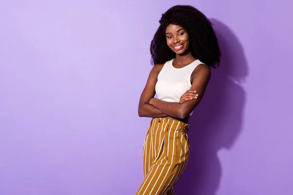 Photo of pretty glad dark skin girl folded arms beaming smile look camera isolated on violet color background — Stock Photo, Image